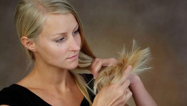 Парикмахер раскрыла правильный способ ухода за волосами в отпуске