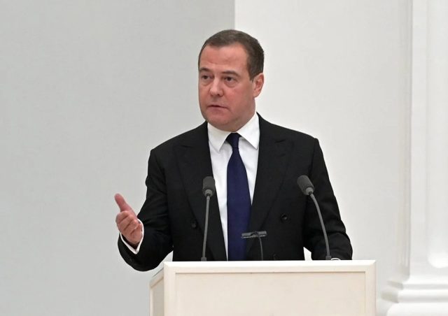 Медведев увидел за митингами в Грузии «хорошо знакомую голливудскую руку»